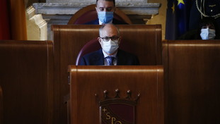 Nel Pd è guerra per le poltrone: tutti contro Gualtieri. Tutti vogliono uno stipendio