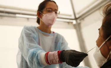 Boom di contagi, mai così alti da maggio. E le restrizioni si avvicinano