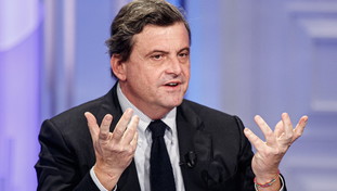 Il fumo di Calenda tiene sempre banco in Campidoglio