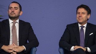 Leader debole, inguaia tutti. Spadafora a muso duro con Giuseppi: pessimo boomerang