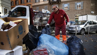 L'assurdo bonus per i lavoratori Ama: fino a 360 euro di incentivo se non fai assenze
