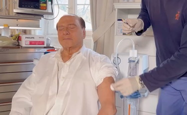 Berlusconi fa la terza dose: la reazione del Cav