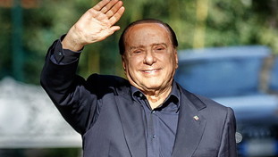 La mossa di Berlusconi per il Quirinale. Un libro come nel 2001, caccia al peones