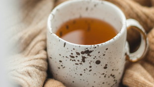 Rischio salmonella, occhio a infusi e tisane di un noto marchio: scatta il ritiro dai negozi