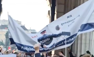 La Polizia austriaca si ribella al lockdown insieme ai no-vax: combattiamo per la libertà