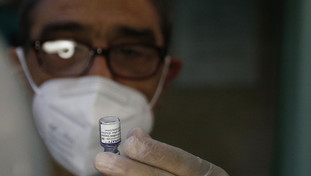 I guariti con anticorpi non vanno vaccinati. Parla il genetista, cosa dimostrano gli studi