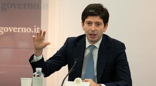 Il vaccino Covid cancella i diritti, perché l'Italia ignora l'esempio inglese