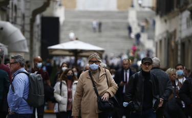 Super green pass subito o tutti a casa, l'allarme di Pregliasco sul Natale