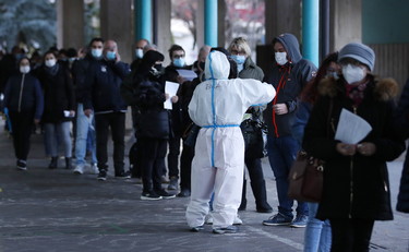 Coprifuoco e mascherine all'aperto, dove torna la paura Covid