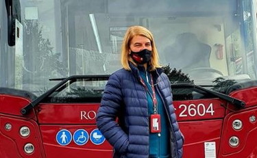 Il bimbo piange in strada, così lo salva l'autista dell'Atac