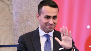 Di Maio plaude al Cav sul Reddito: ora lo spieghi a Salvini e Meloni. E sul Colle...