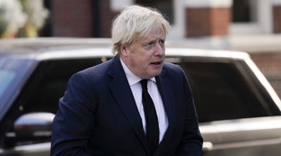 Boris Johnson senza mascherina, premier pizzicato a teatro