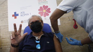 Vaccinatevi tutti! Il diktat di Speranza sul Covid: via libera alle terze dosi per gli adulti