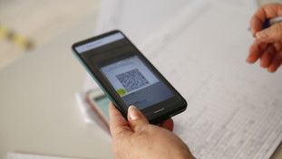 Italia aperta solo ai vaccinati, no-vax fuori da bar, hotel e teatri