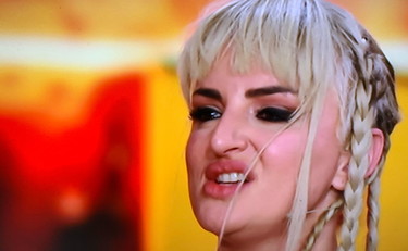 Nessun problema a girare film hard, Arisa fa arrossire Milly Carlucci