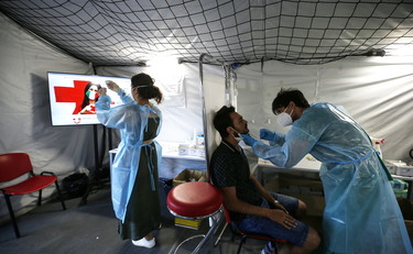 Contagiosità e resistenza ai vaccini, cosa sappiamo della variante omicron