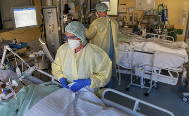 La variante omicron dà sintomi lievi, la verità dei medici sudafricani