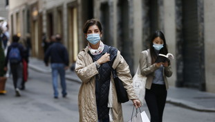 Mascherine obbligatorie fino al 15 gennaio in tutta Italia. La stretta di Natale dei Comuni