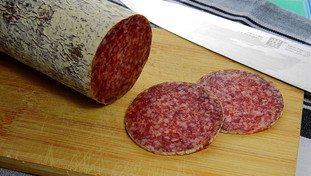 Rischio microbiologico e presenza di batteri nel salame: il marchio ritirato da evitare in ogni modo
