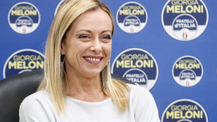 Il sondaggio dalla Berlinguer fa sorridere la Meloni: Fratelli d'Italia vola e mette la freccia sul Pd