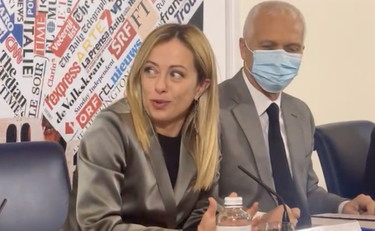 Cosa non dice sui vaccini, Meloni all'attacco della von der Leyen: no all'obbligo in Europa