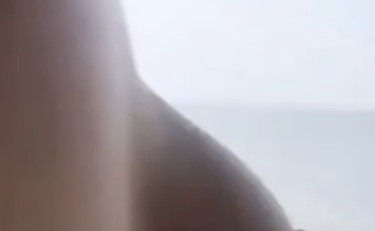 Nuda sulla spiaggia ma niente è come appare