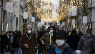 Il caro bollette si mangia i regali di Natale: spese giù, costi su