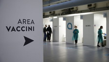 La quarta ondata riempie gli hub vaccinali. I no-vax ora cambiano idea