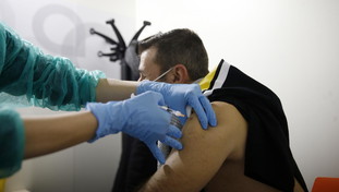 No vax, altro che Green pass. Dove si passa alle maniere forti: 600 euro di multa a trimestre