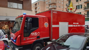 Il tecnico inciampa con la tanica di cloro: due intossicati nella piscina