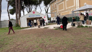 Corsa al vaccino negli hub. L'insuperabile voglia del pranzo di Natale e dello sci