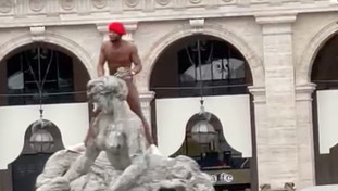 Minacce ai passanti e poi il tuffo nudo nella fontana di Piazza della Repubblica: dieci agenti per fermarlo