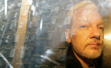 Spionaggio, Assange può essere estradato in Usa