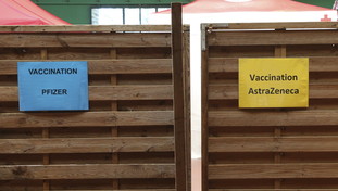 Il Regno Unito certifica il flop dei vaccini contro Omicron: i dati deludenti di Astrazeneca e Pfizer