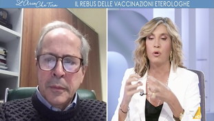 Crisanti denuncia il caos sul mix dei vaccini e attacca Speranza: confusione totale e niente studi
