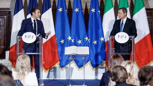 Scontro Macron-Draghi sui tamponi: noi agiamo da europei, altri vanno contro la libertà