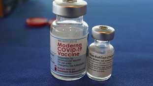 Dopo 5 mesi i vaccini calano drasticamente di efficacia. Il doppio duro colpo