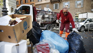 A Roma mancano gli autisti, rifiuti in strada. Cassonetti strapieni: è caos