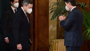 Conte rosica per la popolarità di Draghi: “Al posto suo mi crocifiggerebbero”.