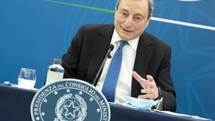 Anche Draghi dice bugie. Il piano del governo è a metà e non si è mai vista un'autocandidatura