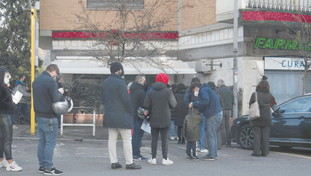 Tamponi di Natale, assalto a farmacie e laboratori. Sistema in tilt per le feste