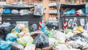 Il regalo di Natale di Gualtieri ai romani: strade invase dall'immondizia