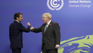 Omicron inguaia il Capodanno di mezzo mondo. Regno Unito e Francia dicono no alle restrizioni