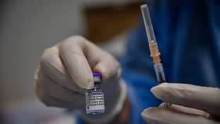 Pfizer corre ai ripari sul vaccino. Arriva quello nuovo che protegge da Omicron