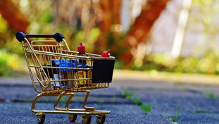 Boom di alimentari e gli italiani falliscono. Così i bangla si sono presi Roma