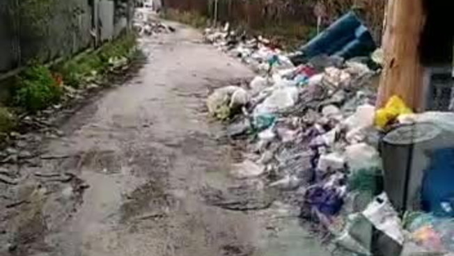 Lo slalom dei mezzi 118 tra rifiuti, buche e raid dal Campo Rom. Che vergogna a Monte Mario | VIDEO