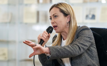 Al voto in ogni caso, Meloni mette le mani avanti: niente scherzi sul Quirinale