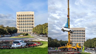 La macchina finisce nella fontana all'ombra del Colosseo Quadrato: lo spettacolare salvataggio