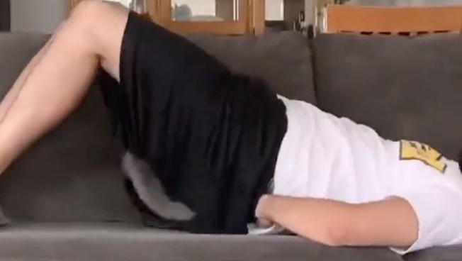 C'è uno sgradito intruso nei pantaloni: il gatto esagera con i giochi