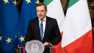 Stranieri in fila al money transfer in fuga dal tetto dei 1000 euro cash